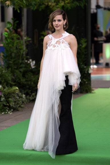 배우 엠마 왓슨이 17일(현지시간) 영국 런던의 알렉산드라 궁전에서 열린 ‘어스샷 상(Earthshot Prize Awards)’ 시상식에 참석해 포즈를 취하고 있다.AP 연합뉴스