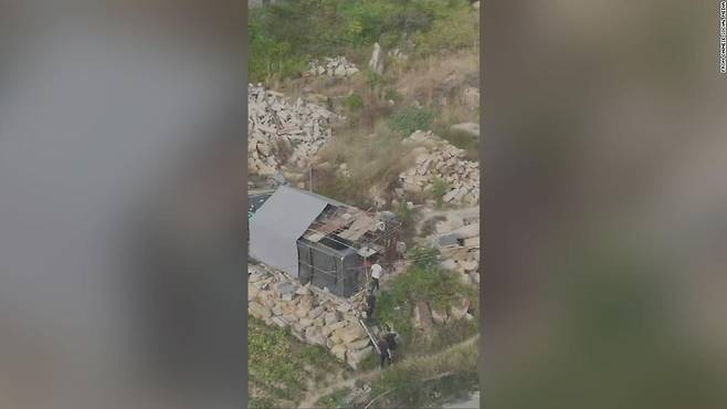 지난 10일 중국 푸젠성에서 이웃 주민 2명을 살해하고 3명을 다치게 한 혐의로 수배령이 내려진 55세 남성이 살았던 집. 태풍으로 지붕이 날아갈 정도로 허름한 집에서 89세 노모와 단 둘이 살았던 것으로 알려졌다.