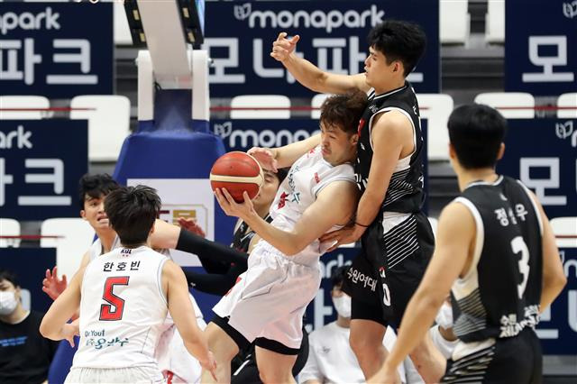 안양 오리온 이승현이 18일 서수원칠보체육관에서 열린 프로농구 수원 kt와의 정규리그 경기에서 하윤기를 등으로 밀어내며 골밑 리바운드를 잡아내고 있다. [뉴스1]