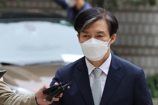 자녀 입시 비리 혐의로 재판에 넘겨진 조국 전 법무부 장관이 8일 오전 서울 서초구 서울중앙지법에서 열린 1심 속행 공판에 출석하기 위해 법정으로 향하고 있다./연합뉴스