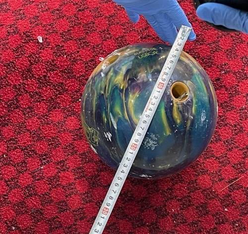 부산의 한 언덕길에서 볼링공을 던져 인근 점포에 피해를 준 70대 남성이 경찰에 붙잡혔다. /부산경찰청 제공