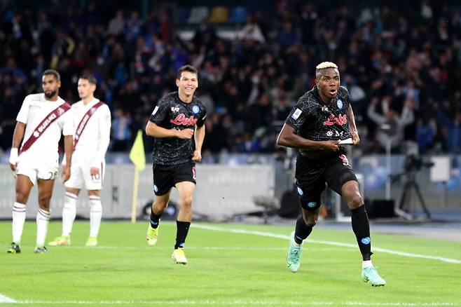 나폴리의 빅터 오시멘(오른쪽)이 18일 열린 이탈리아 세리에A 토리노와의 경기에서 후반 36분 결승골을 터뜨린 뒤 골세리머니를 펼치고 있다. 게티이미지코리아