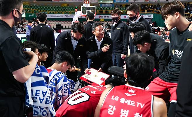 타임아웃 중인 LG 선수단.  [KBL 제공. 재판매 및 DB 금지]