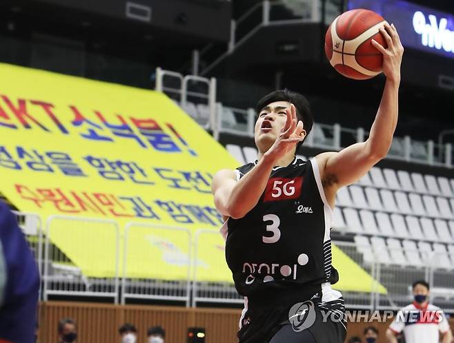 슛하는 정성우 (수원=연합뉴스) 홍기원 기자 = 18일 경기도 서수원칠보체육관에서 열린 프로농구 수원 KT 소닉붐과 고양 오리온 오리온스의 경기. KT 정성우가 슛을 하고 있다. 2021.10.18 xanadu@yna.co.kr
