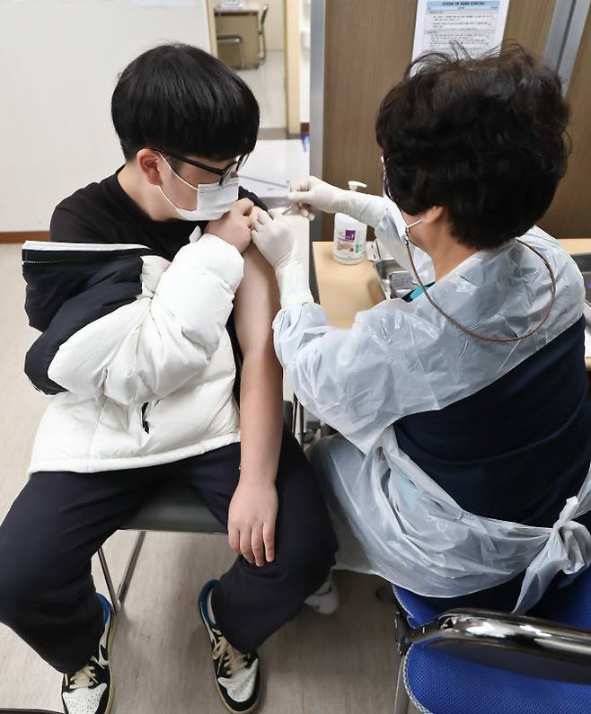 18일 오전 서울시 양천구 홍익병원에서 16∼17세 청소년이 신종 코로나바이러스 감염증(코로나19) 백신접종을 받고 있다. (사진= 사진공동취재단)