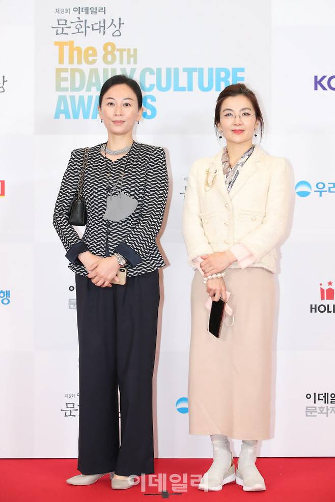 김선정 서울무용제 총예술감독(왼쪽)과 차수정 명작무극장 예술감독이 19일 오후 서울 종로구 세종문화회관에서 열린 ‘제8회 이데일리 문화대상’ 시상식에 참석해 포토타임을 갖고 있다.(사진=이영훈 기자)
