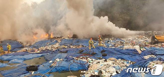 소방당국이 19일 강원 횡성 야외 폐기물 매립장에서 발생한 화재를 진압하고 있다.(강원도소방본부 제공) 2021.10.19/뉴스1