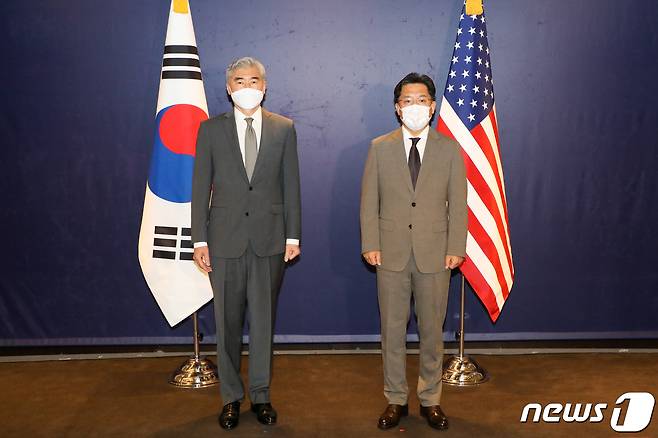 노규덕 한반도 평화교섭본부장(오른쪽)과 성 김 미국 국무부 대북특별대표. 2021.8.23/뉴스1 © News1 사진공동취재단