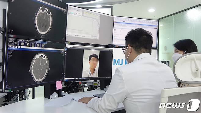 명지병원 MJ 버추얼케어센터의 진료 장면. (명지병원 제공) © 뉴스1