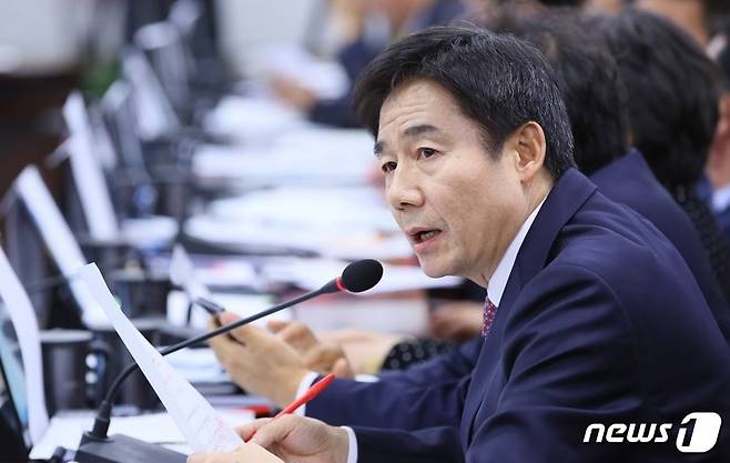 이용호 국회의원이 국정감사에서 질의를 하고 있다.2021.10.19/뉴스1