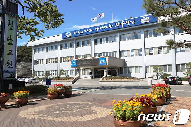 전북 진안군은 전 군민에게 1인당 10만원씩 재난기본소득지원금을 지급한다./뉴스1 © News1 김동규 기자