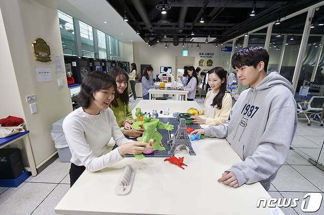 한성대학교 창업공간 '상상큐브'에서 학생들이 실습 수업을 하고 있는 모습. (한성대 제공) © 뉴스1