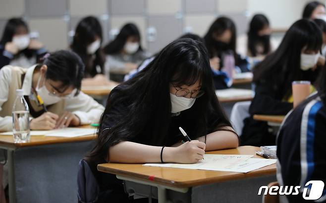 대전시교육청이 오는 2023년까지 관내 모든 고교 대상 고교학점제 운영을 추진한다. (자료사진) © News1 김기태 기자