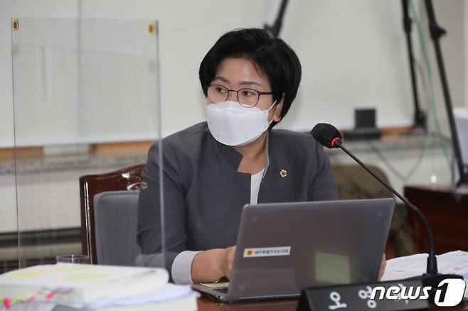 19일 열린 제주도의회 문화관광체육위원회 행정사무감사에서 오영희 의원(국민의힘·비례대표)이 질의하고 있다.(제주도의회 제공)2021.10.19/뉴스1© 뉴스1