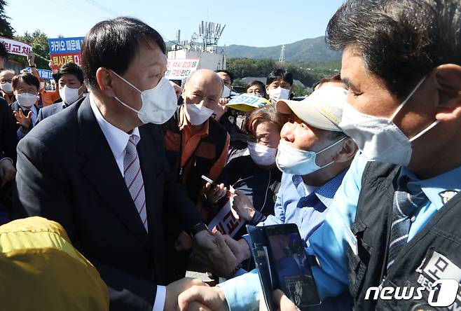 윤석열 국민의힘 대선경선 후보가 19일 오후 부산 연제구 부산개인택시조합을 방문해 인사를 나누고 있다. 2021.10.19/뉴스1 © News1 여주연 기자