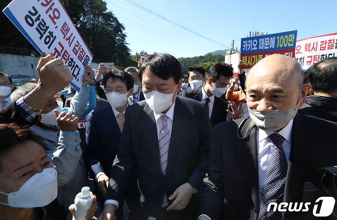 윤석열 국민의힘 대선경선 후보가 19일 오후 부산 연제구 부산개인택시조합을 방문해 인사를 나누고 있다. 2021.10.19/뉴스1 © News1 여주연 기자