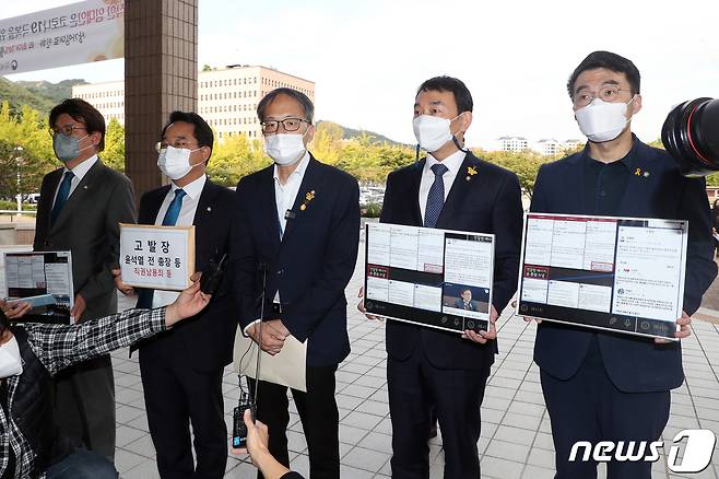 박주민 더불어민주당 고발사주국기문란진상조사TF 단장 등 의원들이 18일 오후 경기 과천시 정부과천청사에서 윤석열 전 검찰총장을 직권남용 및 개인정보 보호법 위반 혐의로 고위공직자범죄수사처(공수처)에 고발 전 취재진 질문에 답하고 있다. 왼쪽부터 황운하 의원, 민병덕 부단장, 박 단장, 김용민 최고위원, 김남국 의원. 2021.10.18/뉴스1 © News1 황기선 기자