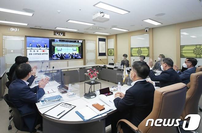 19일 오전 전북 전주시 농촌진흥청에서 스마트농업 혁신기술 현황과 성공경험을 공유하는 '한·중·일 스마트농업 심포지엄'이 온라인으로 열리고 있다. <사진=농촌진흥청>© 뉴스1