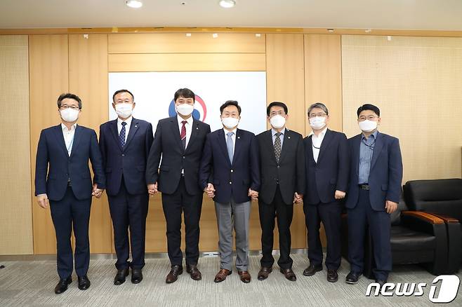 용인시의회 김기준 의장 등 4개 특례시 의회 의장이 고규창 행정안전부 차관을 면담하고 건의문을 전달했다.(용인시의회 제공) © News1