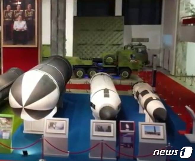 북한이 지난 11일 개막한 국방발전전람회 '자위-2021'에서 공개한 잠수함발사탄도미사일(SLBM)들. 왼쪽부터 '북극성-5형'(추정), '북극성-1형', 그리고 이번 전람회에서 처음 선보인 소형 SLBM (조선중앙TV 캡처) © 뉴스1