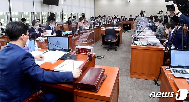 19일 서울 여의도 국회에서 열린 보건복지위원회의 한국사회보장정보원, 한국노인인력개발원, 한국보건복지인력개발원 등에 대한 국정감사에서 피감기관들이 질의에 대한 답변을 준비하고 있다. 왼쪽부터 윤혜미 아동권리보장원장, 조용남 한국보육진흥원장 직무대행, 김미곤 한국노인인력개발원장, 노대명 한국사회보장정보원장, 허선 한국보건복지인력개발원장, 최경숙 한국장애인개발원장. 2021.10.19/뉴스1 © News1 구윤성 기자