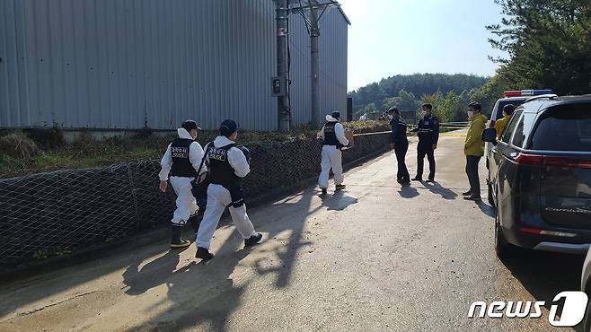 충남 청양군 화성면 장계리에 있는 화성농공단지 내 한 컨테이너에서 불이 났다. 경찰은 사고현장을 통제하고 사고경위를 조사하기 위해 과학수사관들이 현장으로 들어가고 있다.© 뉴스1