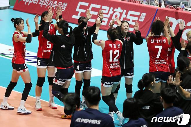 19일 오후 광주 서구 화정동 염주종합체육관에서 열린 프로배구 '2021-22시즌 도드람 V리그' 여자부 페퍼저축은행과 KGC인삼공사의 경기에서 세트스코어 3대 1로 패배한 페퍼저축은행 선수들이 하이파이브를 하며 아쉬움을 달래고 있다. 2021.10.19/뉴스1 © News1 황희규 기자