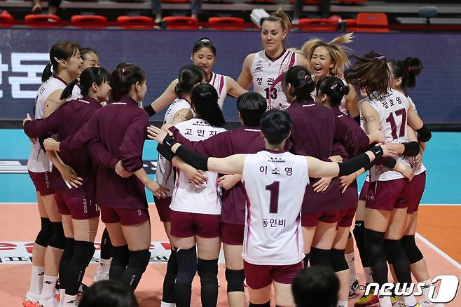 19일 오후 광주 서구 화정동 염주종합체육관에서 열린 프로배구 '2021-22시즌 도드람 V리그' 여자부 페퍼저축은행과 KGC인삼공사의 경기에서 세트스코어 3대 1로 승리한 인삼공사 선수들이 자축하고 있다. 2021.10.19/뉴스1 © News1 황희규 기자
