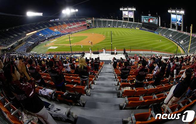 코로나19 방역지침 조정으로 프로야구 경기 관중 입장이 재개된 19일 오후 서울 송파구 잠실야구장에서 관중들이 키움 히어로즈와 LG 트윈스의 경기를 응원하고 있다. 정부는 이번주부터 거리두기 4단계 지역에서 백신 접종 완료자에 한해 실내 경기 최대 20%, 실외 30% 관중 입장을 허용했다. 2021.10.19/뉴스1 © News1 안은나 기자