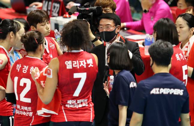 경기 도중 작전 지시를 하는 김형실 페퍼저축은행 감독. 광주 | 연합뉴스