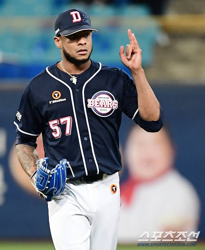 '단일 시즌 탈삼진 신기록 -3' 19일 대구 삼성라이온즈파크에서 KBO리그 삼성과 두산의 경기가 열렸다. 내야수들에게 사인을 보내고 있는 미란다. 대구=송정헌 기자 songs@sportschosun.com