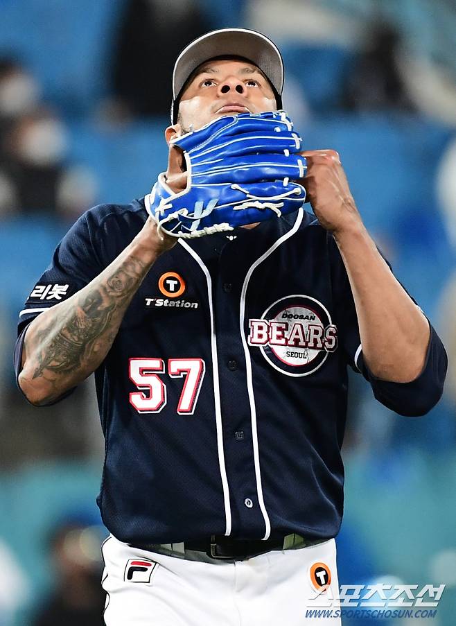 7이닝 무실점 투구를 마치고 마운드를 내려오며 하늘을 바라보는 미란다.