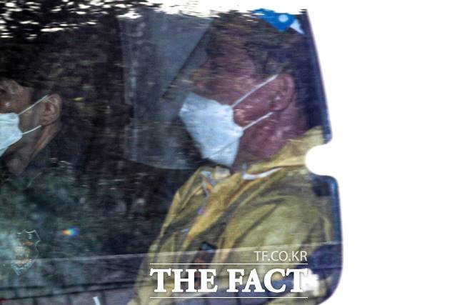 '대장동 개발 사업 특혜 의혹'의 핵심 인물인 유동규 전 성남도시개발공사 기획본부장이 3일 오후 서울 서초구 서울중앙지방법원에서 구속영장실질심사를 마치고 차량을 타고 이동하고 있다. 2021.10.03. /뉴시스