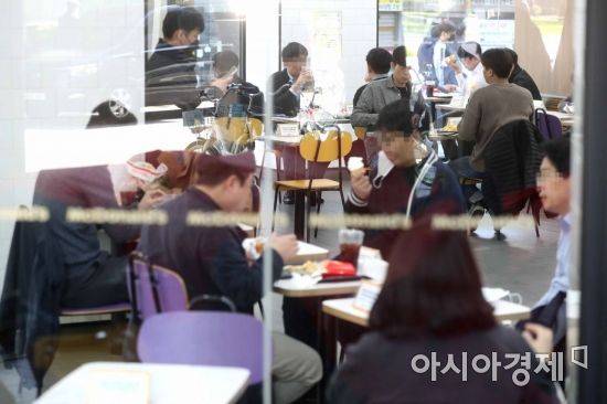 단계적 일상회복(위드 코로나) 시행 전 마지막 사회적 거리두기 시행 첫날인 18일 서울 한 음식점에서 시민들이 식사를 하고 있다. /문호남 기자 munonam@