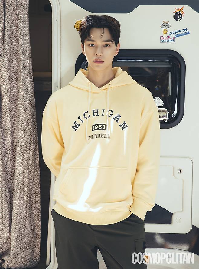 캐주얼한 그래픽 레터링 후드 티셔츠, 우븐 패치 디테일이 가미된 부클 재킷, 포켓 디자인 카고 팬츠 모두 머렐.