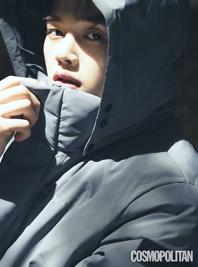 브랜드 로고 와펜 장식이 고급스러움을 더하는 후드형 다운 재킷 머렐.