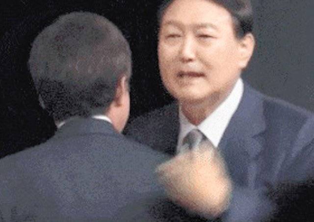 윤석열 전 검찰총장이 15일 맞수토론 후 국민의힘 홍준표 의원의 어깨를 툭 치는 장면. 사진 출처 온라인 커뮤니티