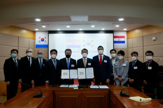 한국산업기술대(총장 박건수·왼쪽 여섯번째)가 파라과이 산업부 루이스 엘베르토 카스틸리오니(다섯번짹) 장관 등 관계자들과 과학기술정보교류 양해각서를 체결하고 기념촬영을 하고 있다.  산기대 제공