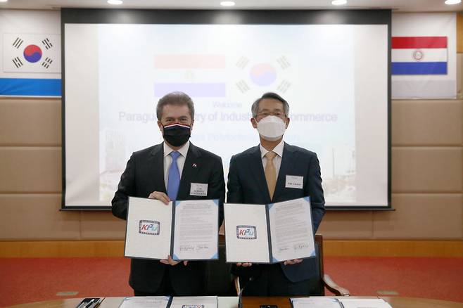 양해각서 서명후 기념촬영하는 카스틸리오니 파라과이 산업부장관(왼쪽), 산기대 박건수 총장(오른쪽).