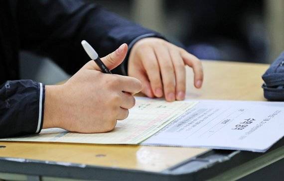 2022학년도 대학수학능력시험 전 마지막 전국연합학력평가가 실시된 12일 오전 대구 북구 영진고등학교에서 고3 학생들이 배부 받은 답안지를 작성하고 있다./뉴시스