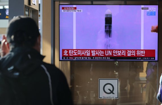 19일 오후 중구 서울역에서 시민들이 북한 미사일 발사 관련 뉴스를 바라보고 있다. 합동참모본부는 이날 북한이 오전 10시17분 함경남도 신포 일대에서 동해상으로 SLBM 추정 단거리 탄도미사일을 1발 발사했다고 밝혔다. 사진=뉴스1화상