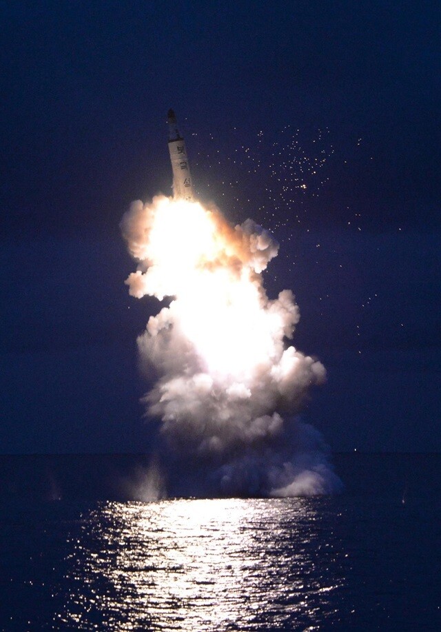 2016년 8월24일 북한 잠수함발사탄도미사일(SLBM) 시험발사 장면.조선중앙통신/연합뉴스