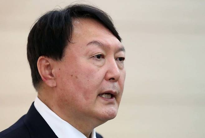 국민의힘 대선 경선 후보인 윤석열 전 검찰총장이 19일 오후 창원 의창구 경남도당에서 열린 ‘경남 선대위 임명장 수여식’에서 발언하고 있다. 연합뉴스