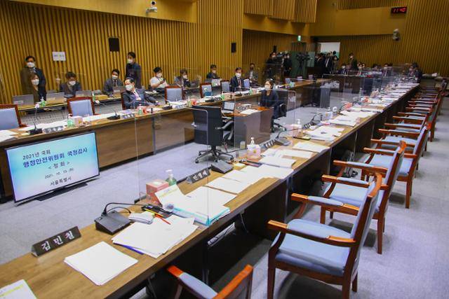 19일 서울시청에서 열린 국회 행정안전위원회 서울시 국정감사에 여당 의원석이 비어 있다. 뉴시스