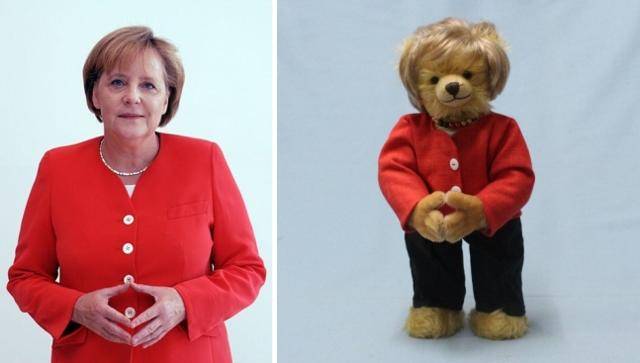 독일 장난감 회사가 메르켈 총리의 퇴임을 기념해 출시한 메르켈 모양의 테디 베어. 메르켈의 트레이드마크인 다이아몬드 손 모양을 하고 있다. AP 연합뉴스