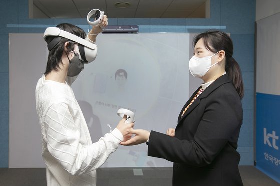 한 예비 직장인이 VR 기기를 쓰고 가상환경에서 직장생활을 체험하는 모습. KT 제공
