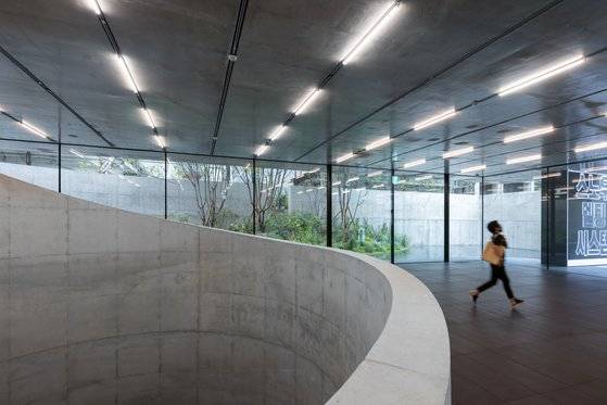 송은문화재단 신사옥 1층 로비. Iwan Baan 촬영. [사진 송은문화재단]