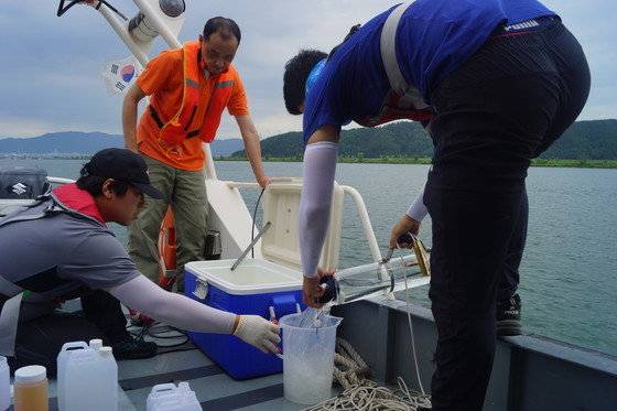상당수 지자체가 목표 수질을 초과해 개발사업이 제한될 위기에 처했다. 사진은 국립환경과학원에서 낙동강 수질을 조사하는 모습. [중앙포토]