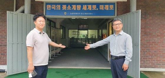 농협경제지주 젖소개량사업소 서민석 소장(오른쪽)과 조주현 육종개량팀장이 한국형 씨수소의 장점을 설명하고 있다. 세계 최고 수준인 한국형 개량 젖소를 세계로, 미래로 보내자는 구호가 눈에 띈다.