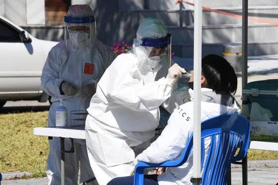 경북 영주시 풍기읍 행정복지센터에 설치된 신종 코로나바이러스 감염증(코로나19) 임시 선별진료소에서 한 주민이 코로나19 검사를 받고 있다. 사진 영주시